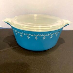 Vintage Pyrex Snowflake Garland 475 2 1/2 Quart Casserole w/ Lid